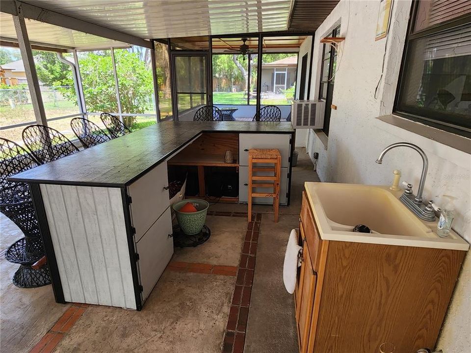 For Sale: $268,000 (2 beds, 2 baths, 1300 Square Feet)