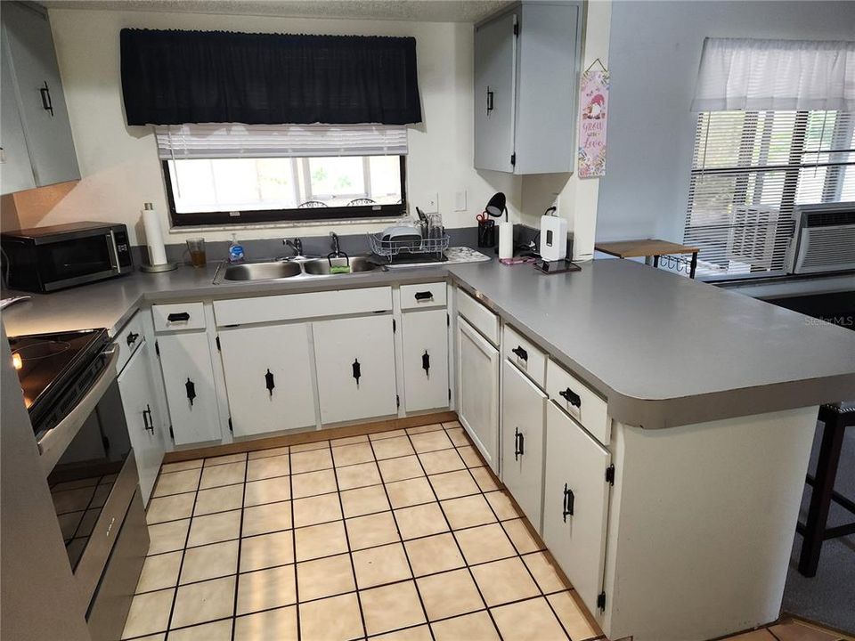 For Sale: $268,000 (2 beds, 2 baths, 1300 Square Feet)