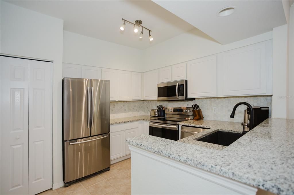 For Sale: $320,000 (2 beds, 2 baths, 1088 Square Feet)