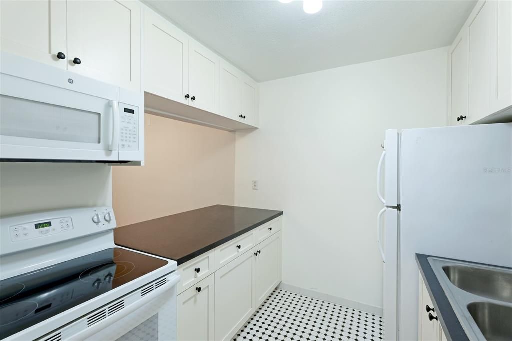 For Sale: $130,000 (1 beds, 1 baths, 739 Square Feet)