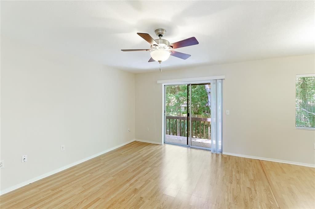 For Sale: $130,000 (1 beds, 1 baths, 739 Square Feet)