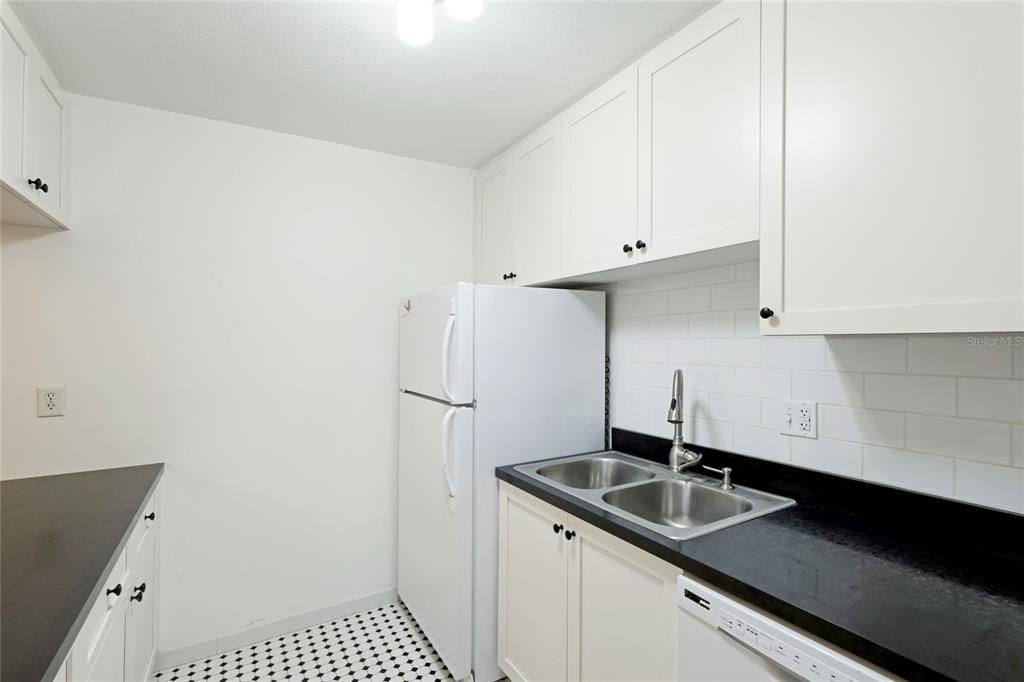 For Sale: $130,000 (1 beds, 1 baths, 739 Square Feet)