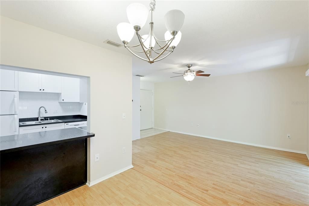 For Sale: $130,000 (1 beds, 1 baths, 739 Square Feet)