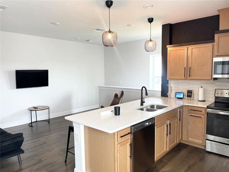 For Rent: $1,850 (1 beds, 1 baths, 772 Square Feet)