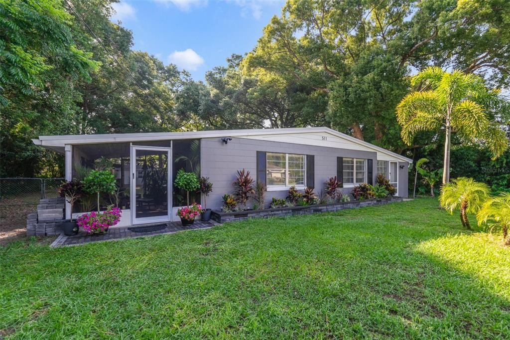 Altamonte Springs BLOCK HOME just minutes from Crane’s Roost and Eastmonte Park with NO HOA and a NEW METAL ROOF (2021), FRESH INTERIOR PAINT (2022), NEW LANDSCAPING (2024) and a great layout - welcome to Beverly Ave!