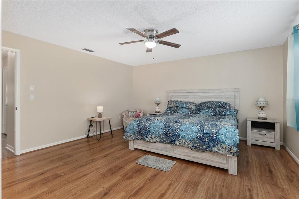 Active With Contract: $168,900 (2 beds, 2 baths, 1341 Square Feet)