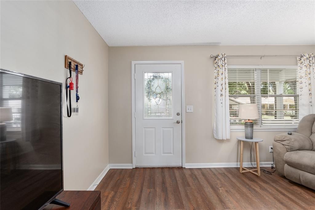 Active With Contract: $168,900 (2 beds, 2 baths, 1341 Square Feet)