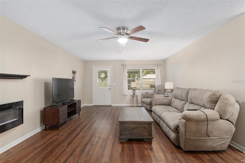 Active With Contract: $168,900 (2 beds, 2 baths, 1341 Square Feet)