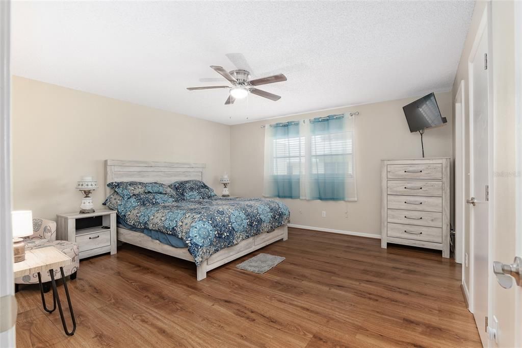 Active With Contract: $168,900 (2 beds, 2 baths, 1341 Square Feet)