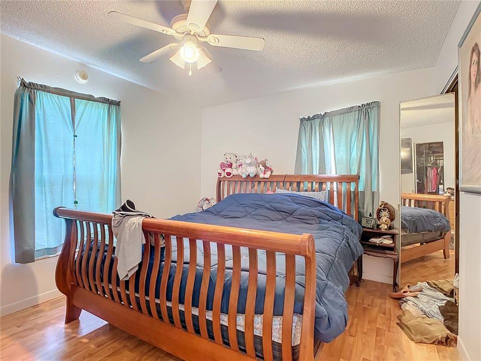 For Sale: $270,000 (2 beds, 1 baths, 1137 Square Feet)