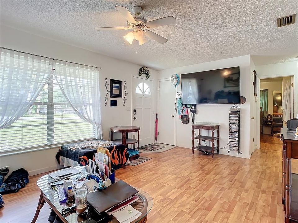 For Sale: $270,000 (2 beds, 1 baths, 1137 Square Feet)