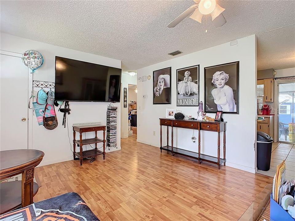 For Sale: $270,000 (2 beds, 1 baths, 1137 Square Feet)