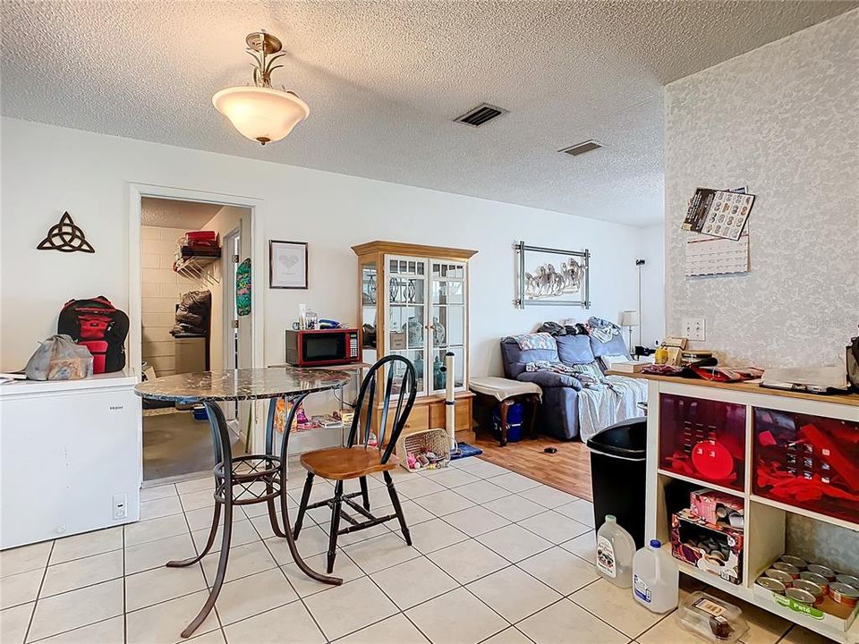 For Sale: $270,000 (2 beds, 1 baths, 1137 Square Feet)