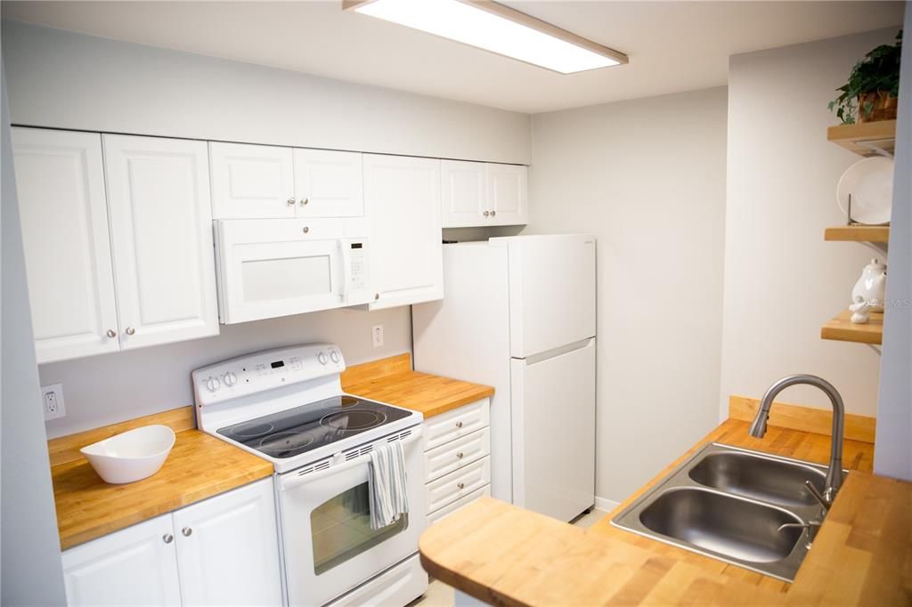 Active With Contract: $162,000 (1 beds, 1 baths, 588 Square Feet)