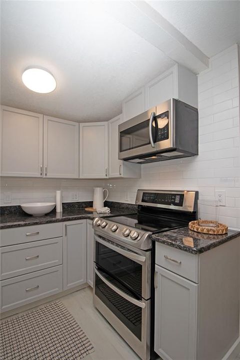 For Sale: $350,000 (2 beds, 1 baths, 924 Square Feet)