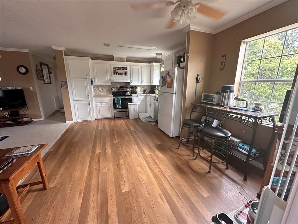 For Sale: $199,999 (2 beds, 2 baths, 960 Square Feet)