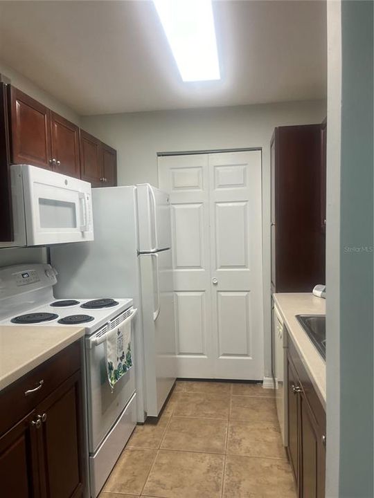 For Sale: $213,500 (2 beds, 2 baths, 898 Square Feet)