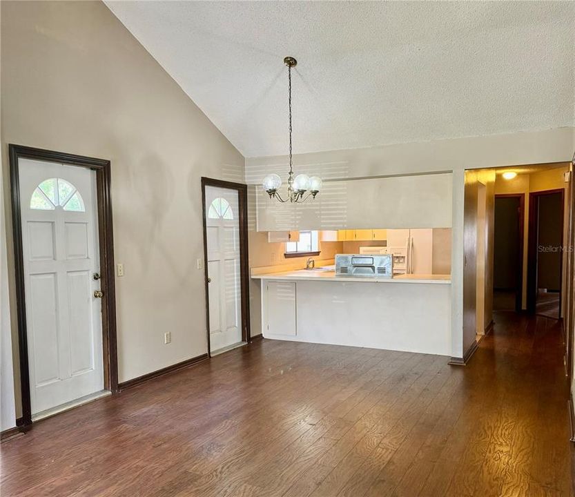 For Sale: $320,000 (2 beds, 1 baths, 1065 Square Feet)