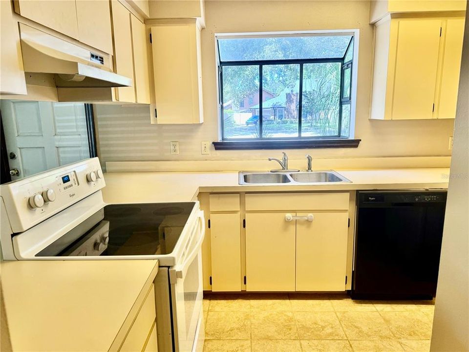 For Sale: $320,000 (2 beds, 1 baths, 1065 Square Feet)