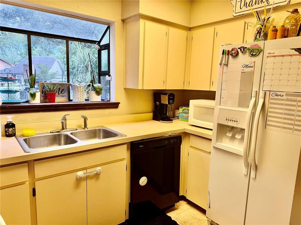 For Sale: $320,000 (2 beds, 1 baths, 1065 Square Feet)