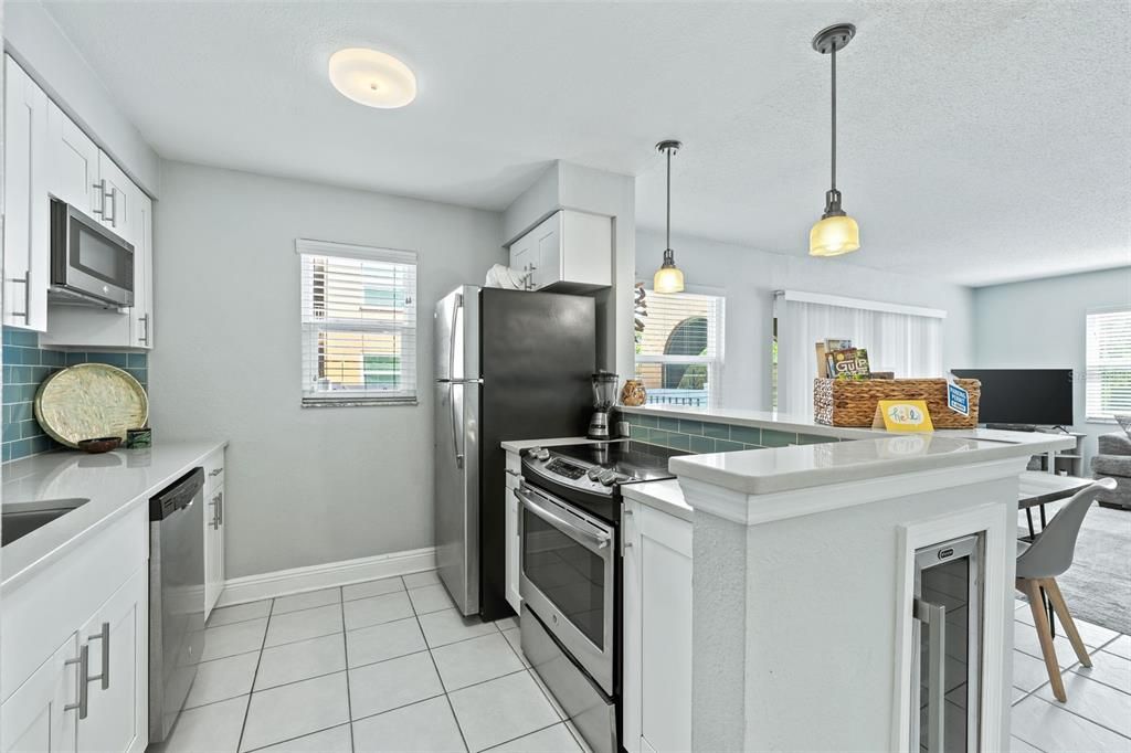 For Sale: $365,000 (1 beds, 1 baths, 713 Square Feet)