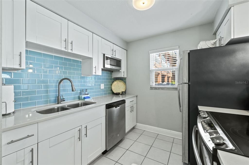 For Sale: $365,000 (1 beds, 1 baths, 713 Square Feet)