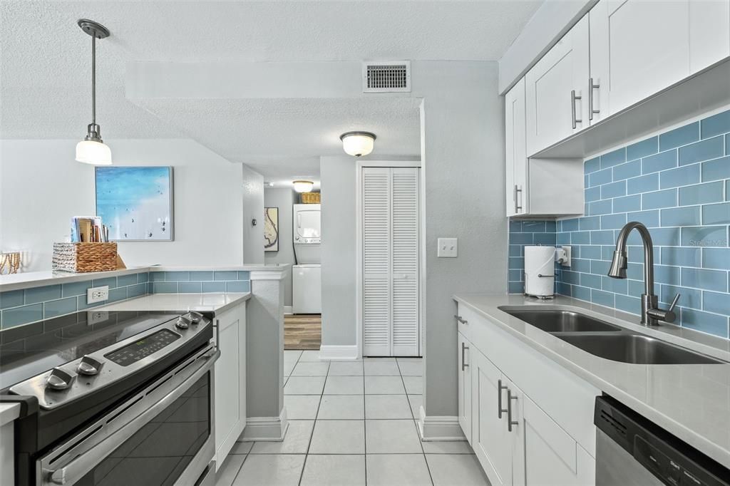 For Sale: $365,000 (1 beds, 1 baths, 713 Square Feet)