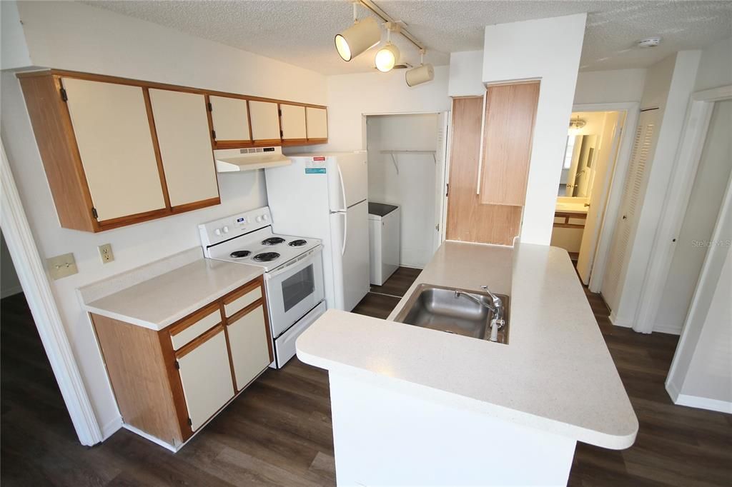 Active With Contract: $1,475 (2 beds, 2 baths, 829 Square Feet)