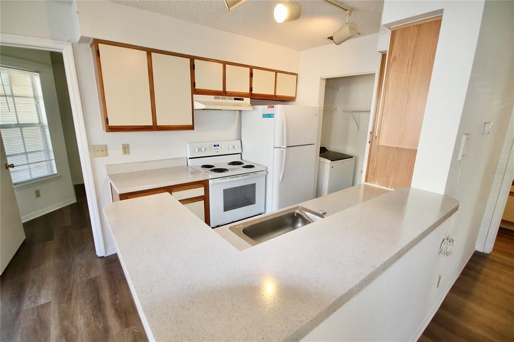 Active With Contract: $1,475 (2 beds, 2 baths, 829 Square Feet)