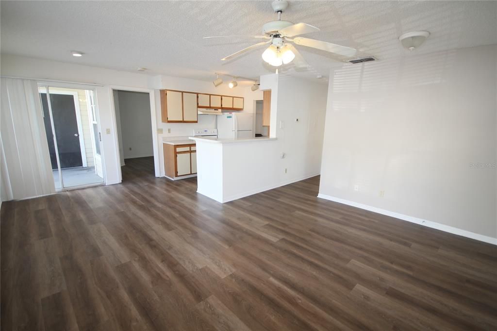 Active With Contract: $1,475 (2 beds, 2 baths, 829 Square Feet)