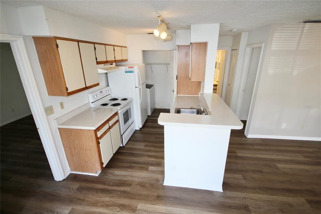 Active With Contract: $1,475 (2 beds, 2 baths, 829 Square Feet)