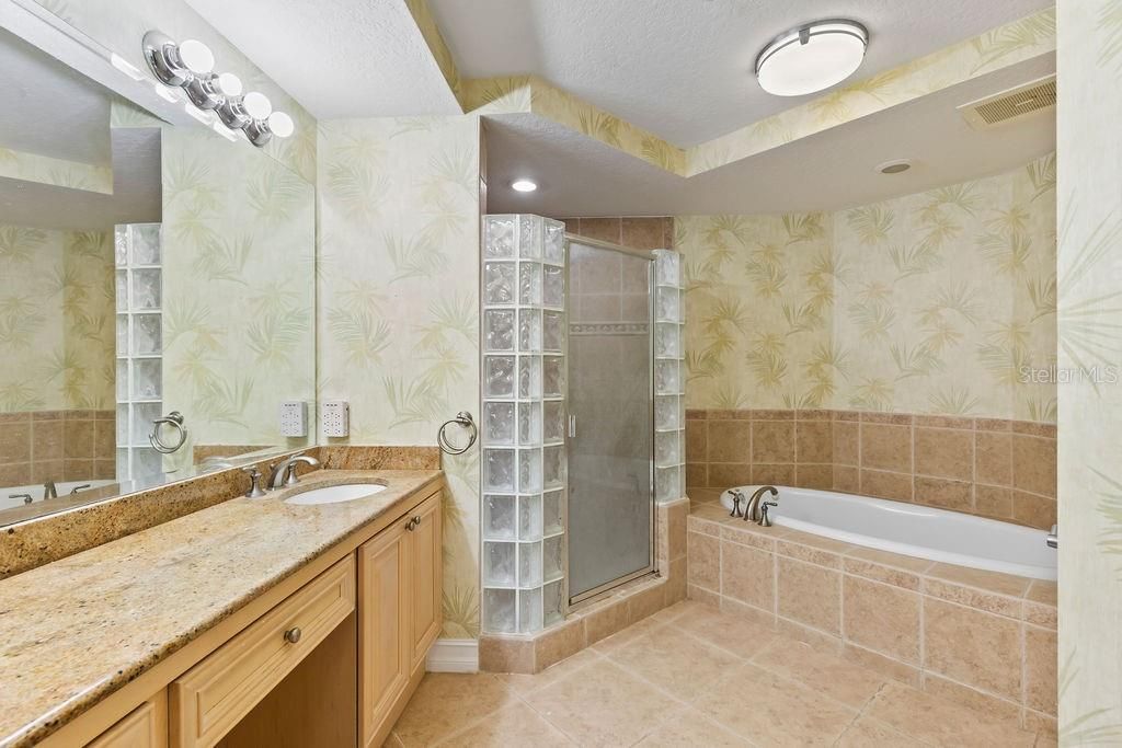 待售: $719,900 (2 贝兹, 2 浴室, 2377 平方英尺)