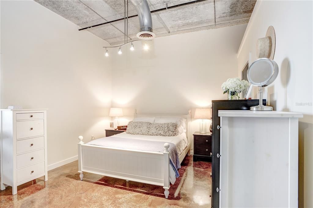 For Sale: $700,000 (1 beds, 1 baths, 1074 Square Feet)