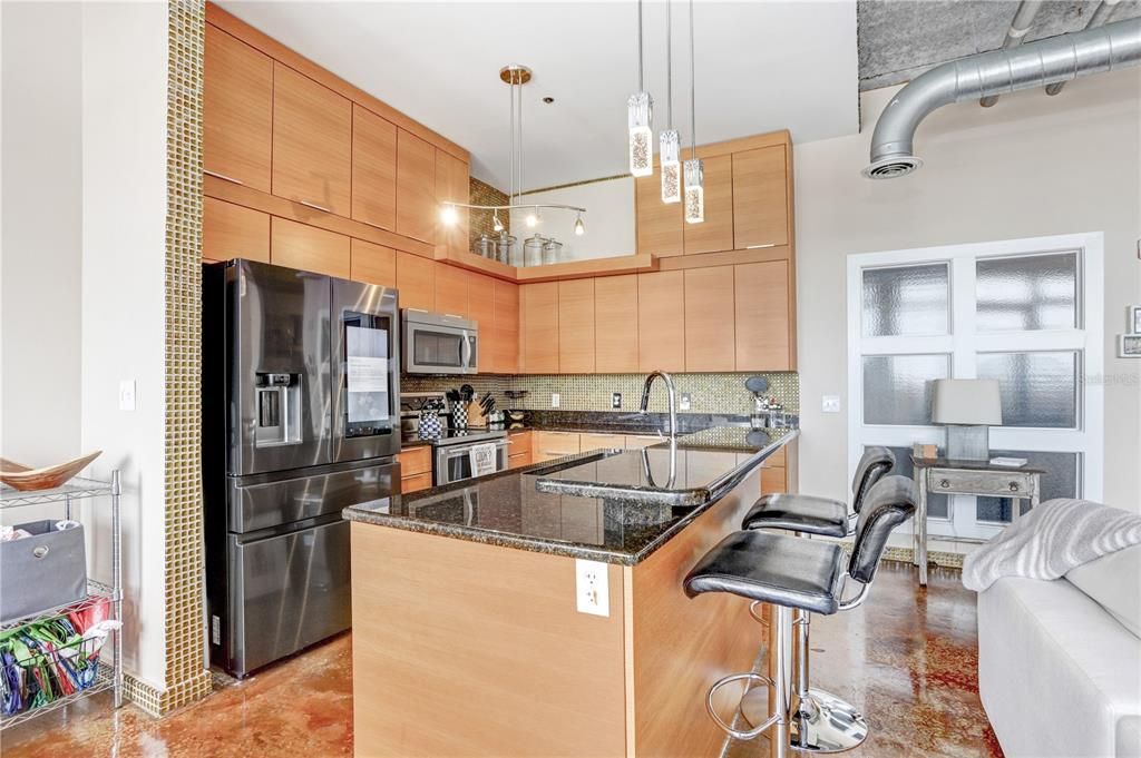 For Sale: $700,000 (1 beds, 1 baths, 1074 Square Feet)