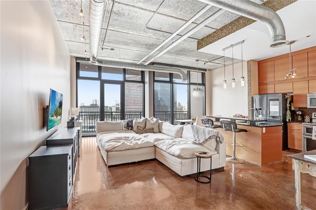 For Sale: $700,000 (1 beds, 1 baths, 1074 Square Feet)