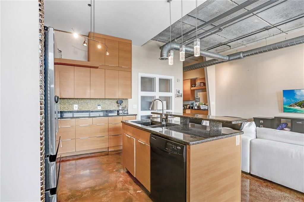 For Sale: $700,000 (1 beds, 1 baths, 1074 Square Feet)