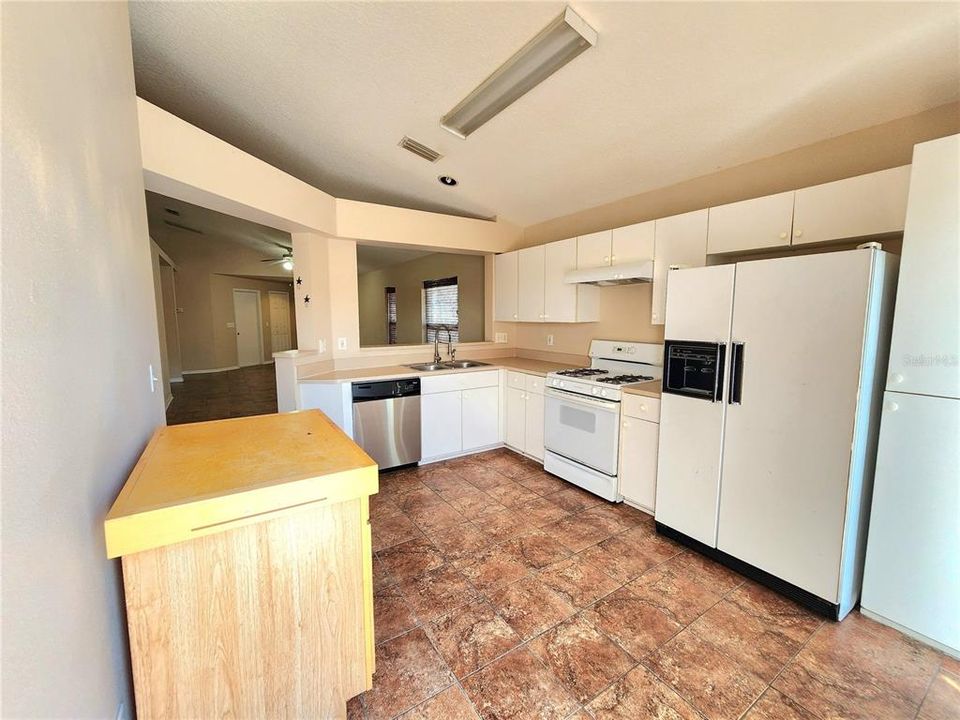 Active With Contract: $2,100 (3 beds, 2 baths, 1269 Square Feet)