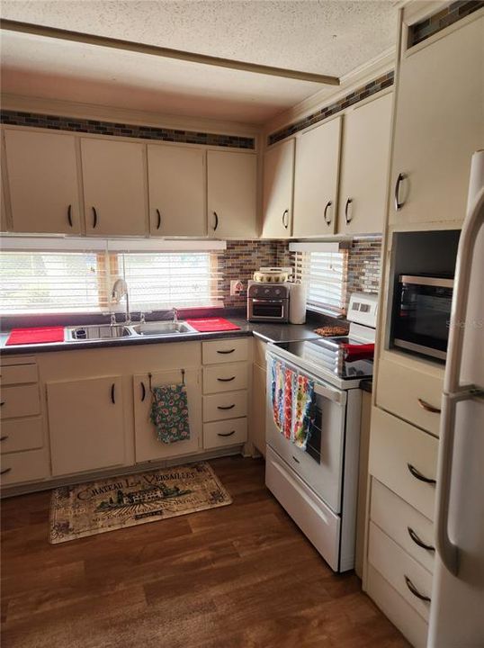 For Sale: $92,000 (2 beds, 1 baths, 780 Square Feet)