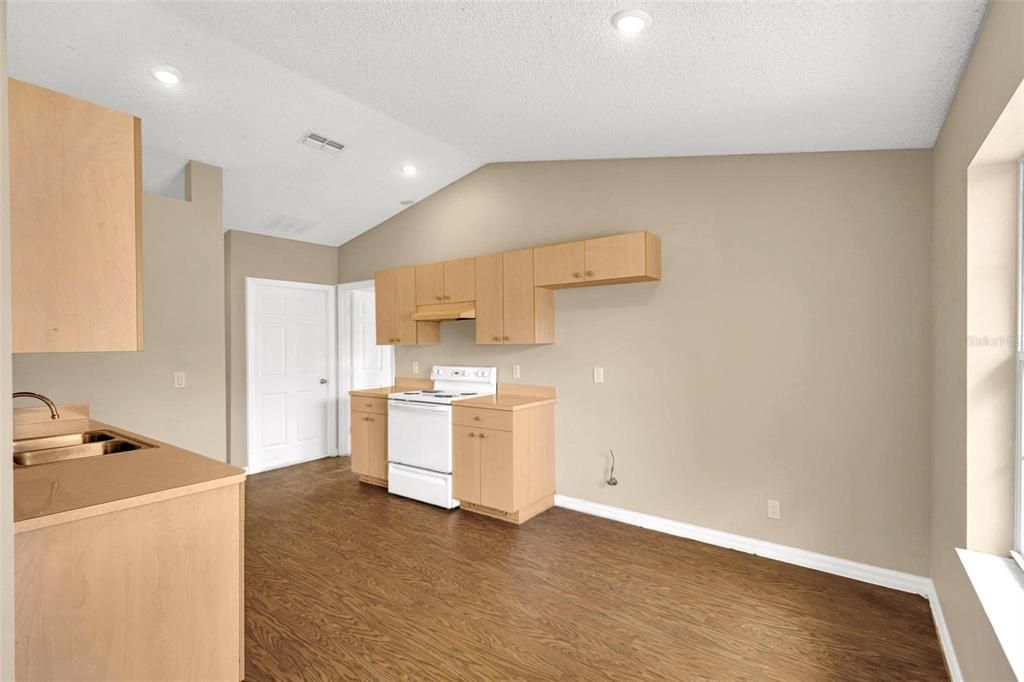 For Sale: $239,900 (2 beds, 1 baths, 1068 Square Feet)