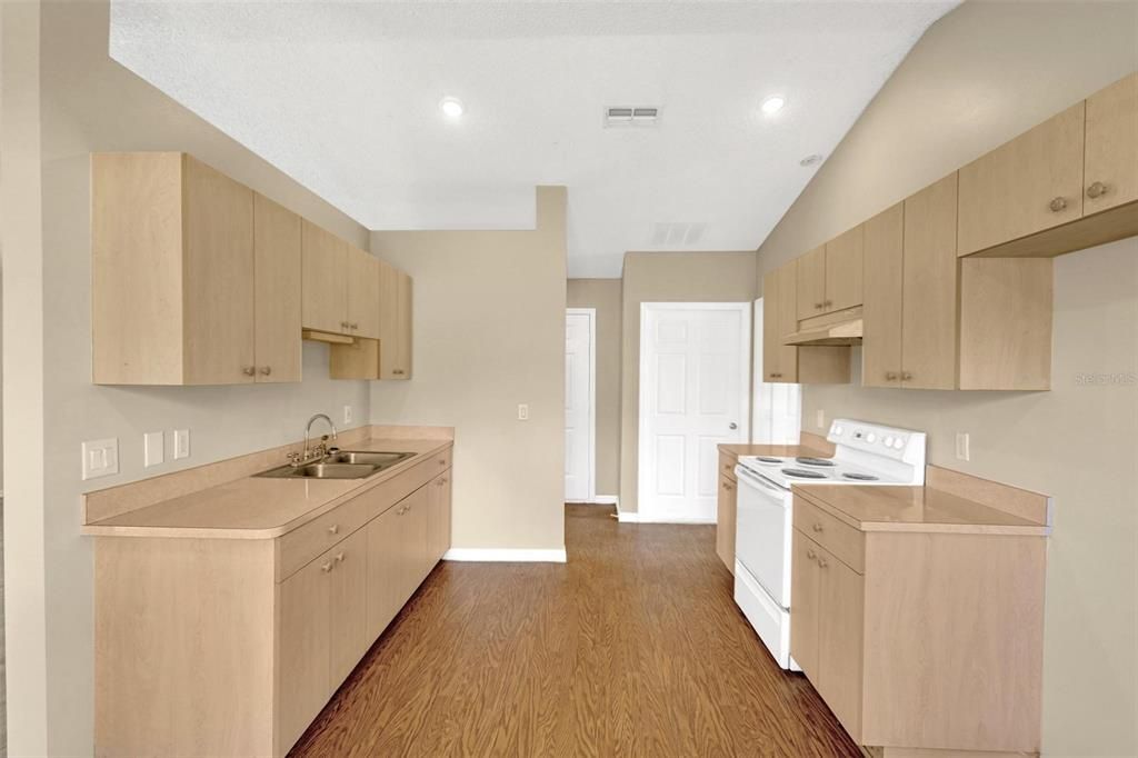 For Sale: $239,900 (2 beds, 1 baths, 1068 Square Feet)