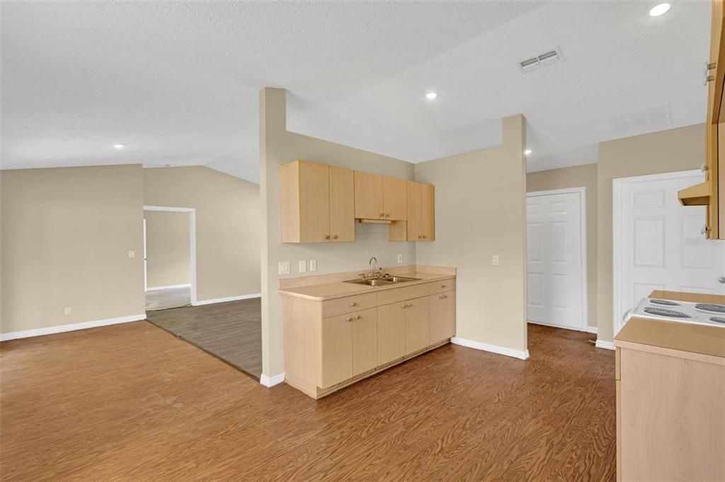 For Sale: $239,900 (2 beds, 1 baths, 1068 Square Feet)