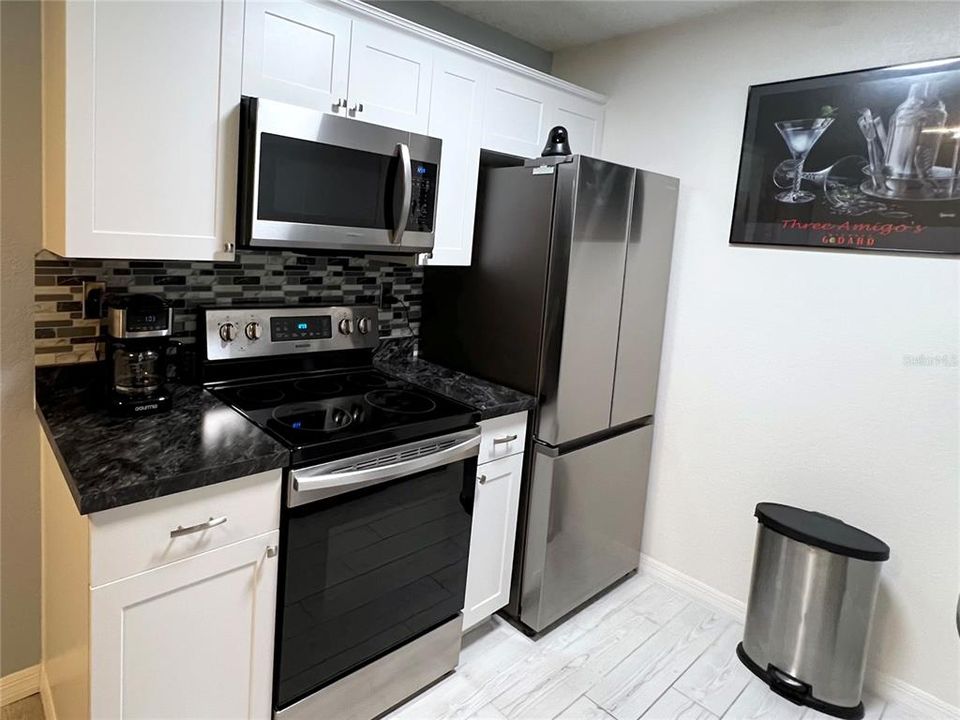 For Sale: $185,000 (1 beds, 1 baths, 742 Square Feet)