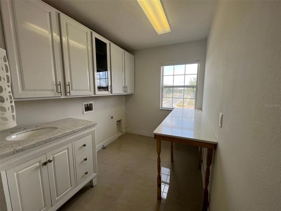 Recently Rented: $2,975 (5 beds, 2 baths, 3189 Square Feet)