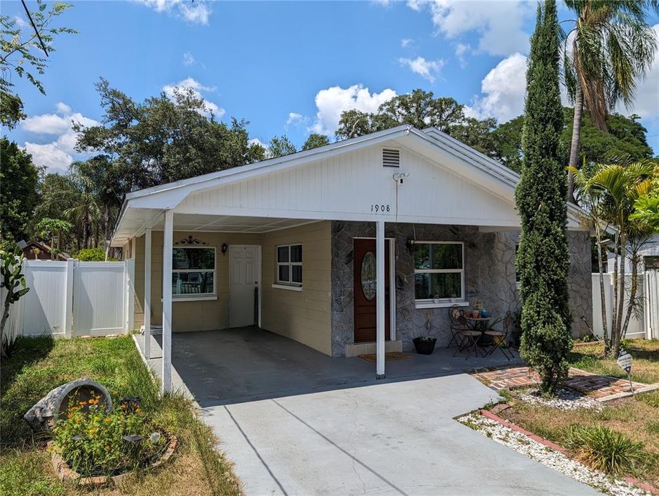 Active With Contract: $324,900 (3 beds, 2 baths, 1246 Square Feet)