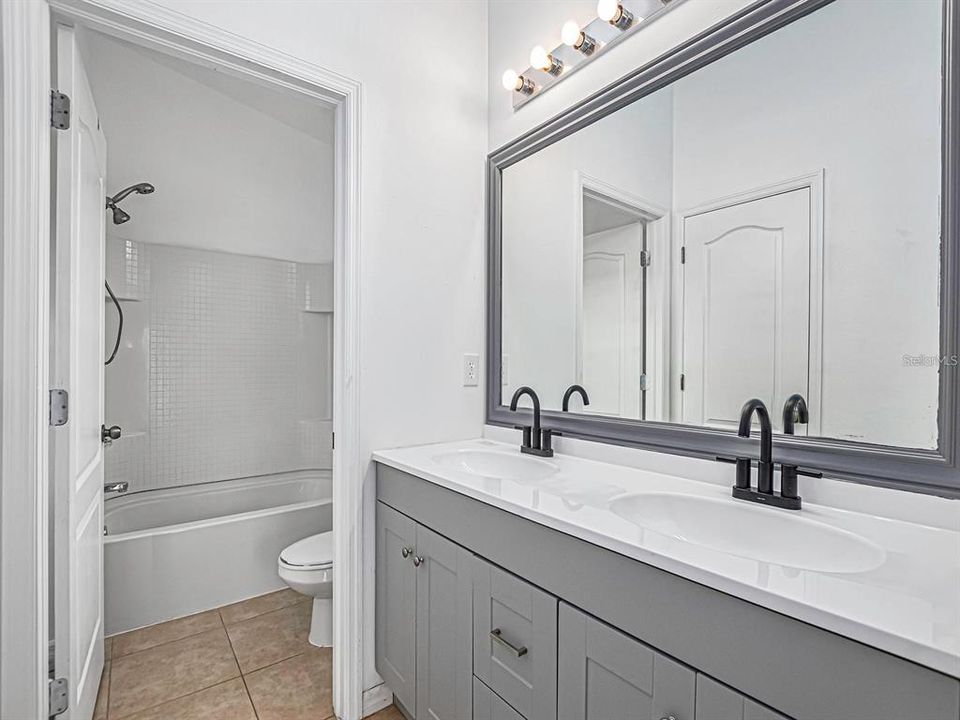 For Sale: $254,900 (2 beds, 2 baths, 1018 Square Feet)