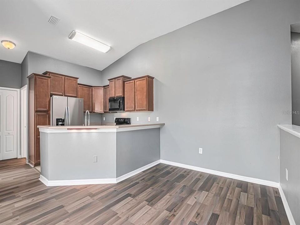 For Sale: $254,900 (2 beds, 2 baths, 1018 Square Feet)