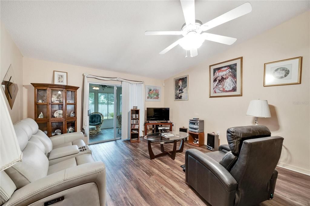Active With Contract: $349,900 (3 beds, 2 baths, 1424 Square Feet)