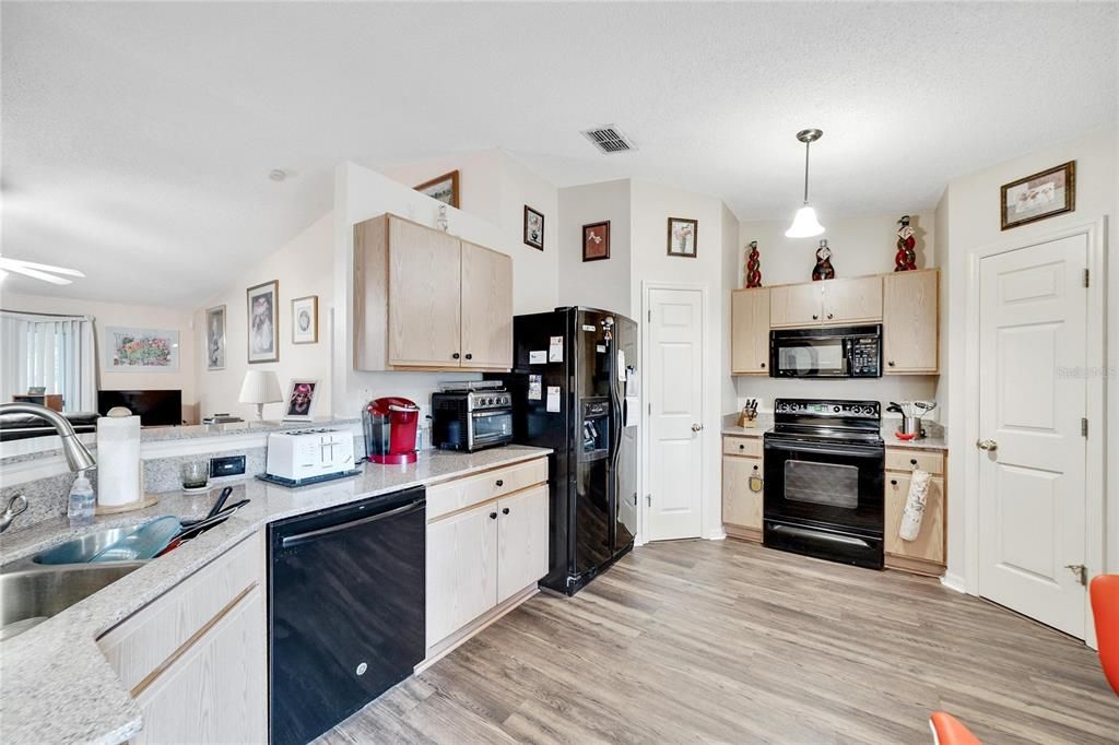 Active With Contract: $349,900 (3 beds, 2 baths, 1424 Square Feet)