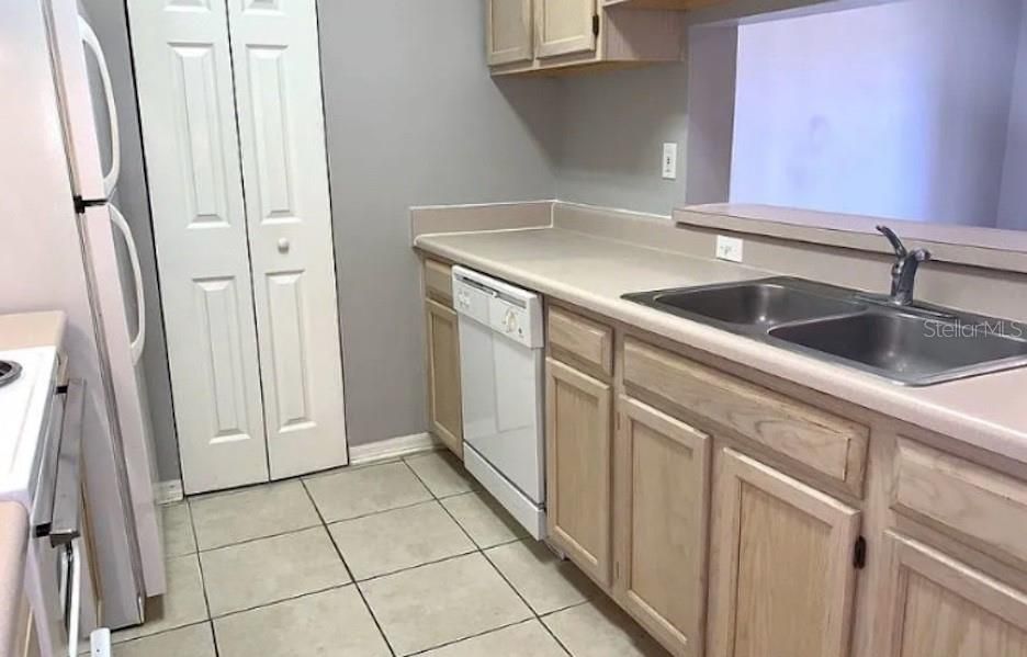 For Rent: $1,375 (1 beds, 1 baths, 734 Square Feet)