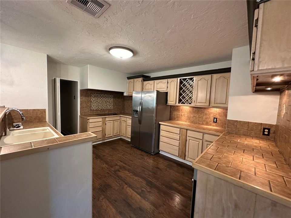 For Rent: $2,399 (5 beds, 2 baths, 2000 Square Feet)